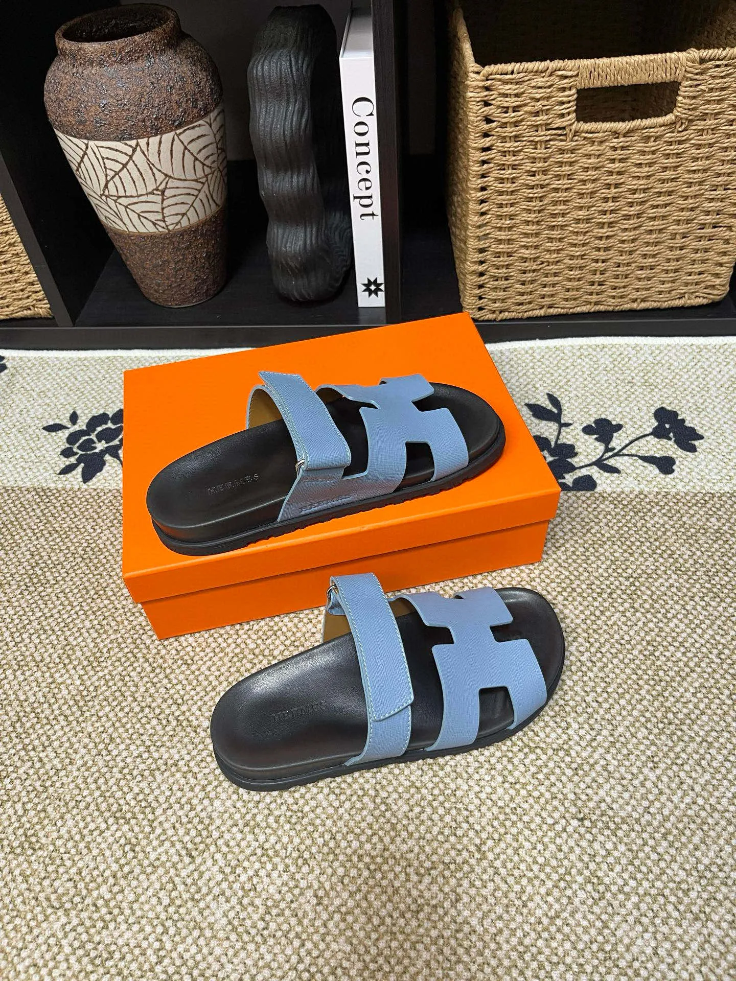 P300 Long-term stock Hermes men’s Kazimir slippers for couples - top quality woven calfskin functional sandals with intertwined uppers inspired by the “H” iconic pattern to create a casual look, perfect for summer. Imported cowhide + cowhide lining + TUP outsole Size: 35-46
